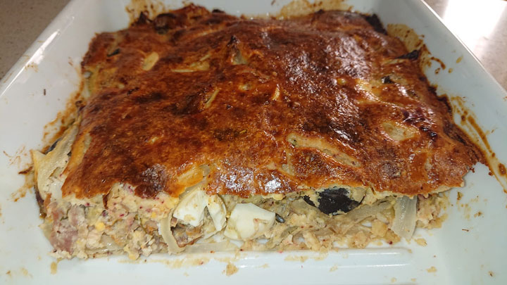 Пирог с яйцом, беконом и грибами