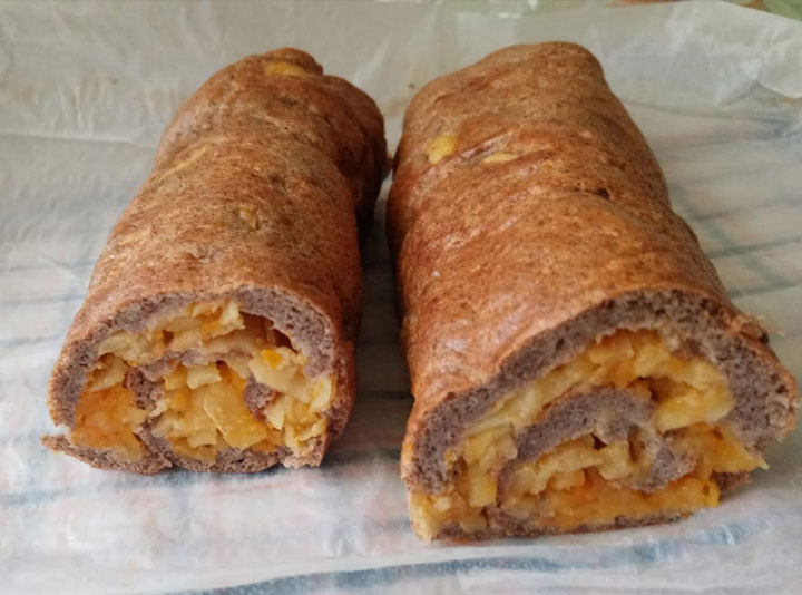 Рулет из льняной муки с яблоком