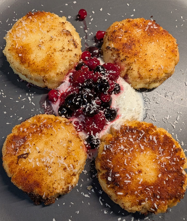 Сырники с йогуртом и ягодами