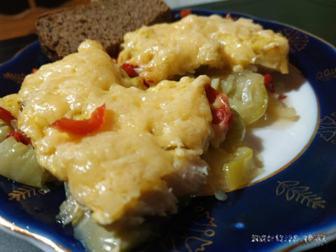 Запеканка с кабачками, болгарским перцем и куриным филе под сырной корочкой
