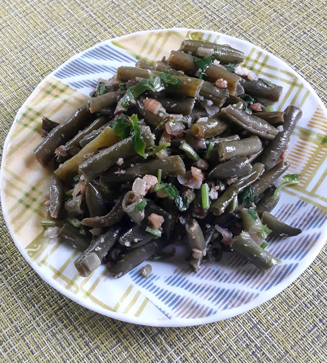 Зелёная фасоль, тушёная с луком и грецкими орехами