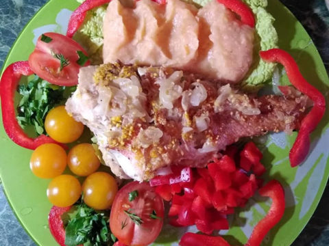 Морской окунь под чесночным соусом