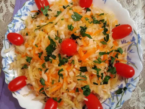 Лёгкий салат из капусты с морковью